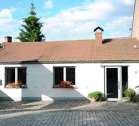 Vue sur l'immeuble Le Galion avec son parking et son accès