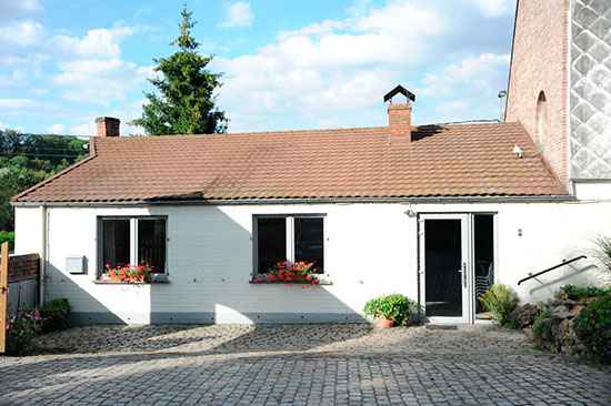 Vue sur l'immeuble Le Galion avec son parking et son accès
