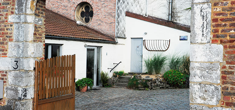 Vue sur l'immeuble Le Galion avec son parking et son accès
