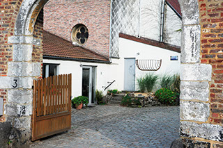 Vue sur l'immeuble Le Galion avec son parking et son accès