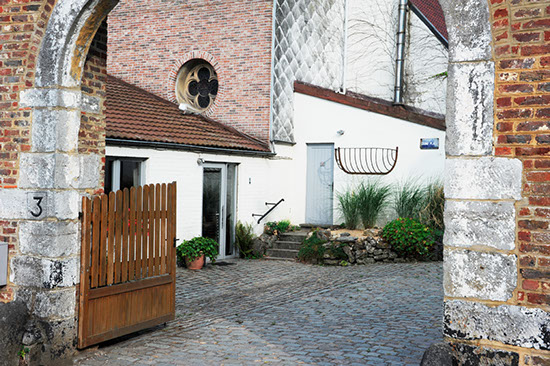 Vue sur l'immeuble Le Galion avec son parking et son accès