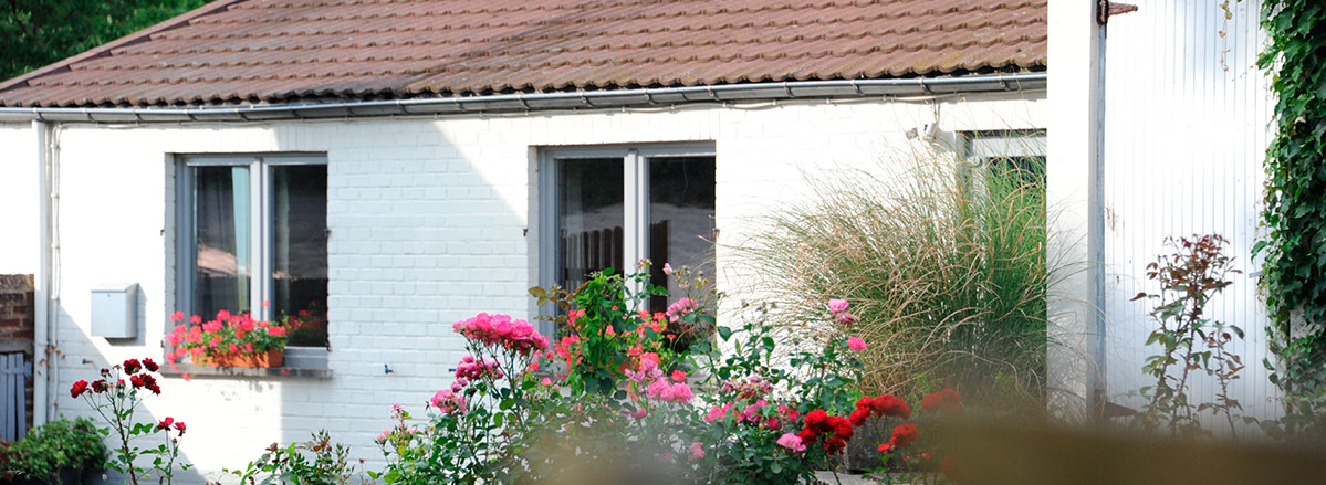 Vue sur l'immeuble Le Galion avec son parking et son accès