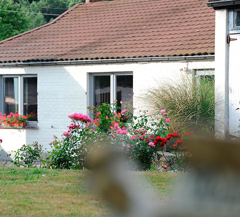Vue sur l'immeuble Le Galion avec son parking et son accès