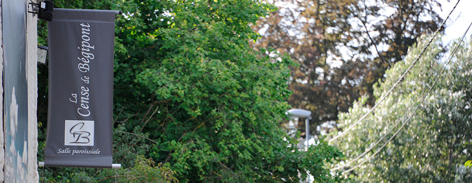 Vue sur l'immeuble Le Galion avec son parking et son accès