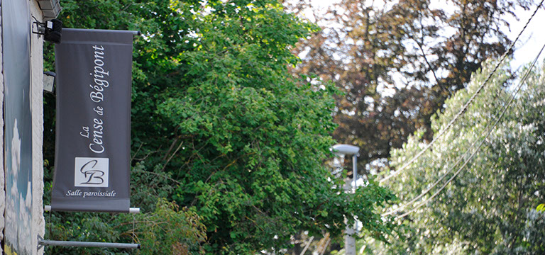 Vue sur l'immeuble Le Galion avec son parking et son accès