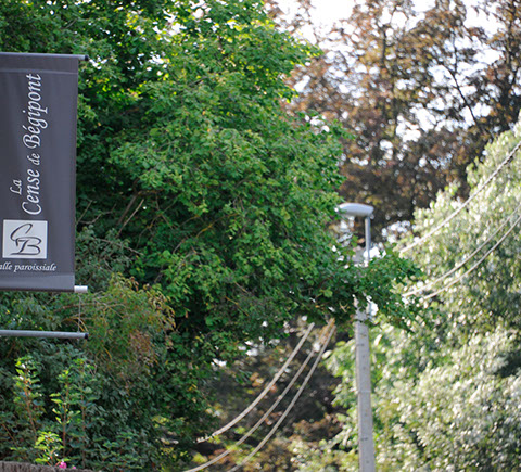 Vue sur l'immeuble Le Galion avec son parking et son accès