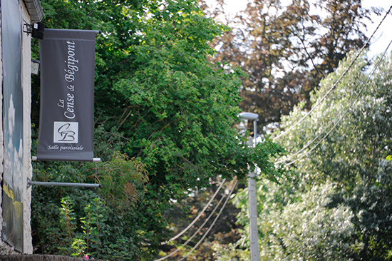 Vue sur l'immeuble Le Galion avec son parking et son accès