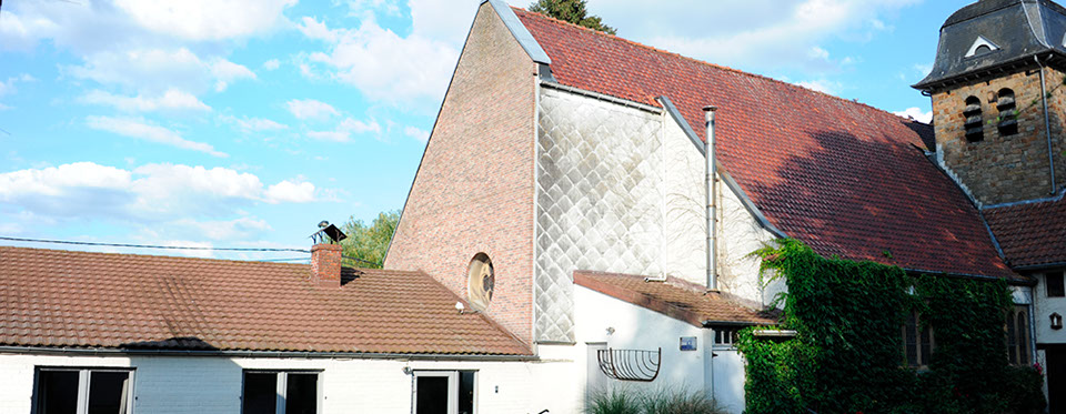 Vue sur l'immeuble Le Galion avec son parking et son accès
