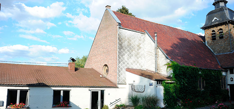 Vue sur l'immeuble Le Galion avec son parking et son accès