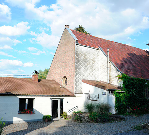 Vue sur l'immeuble Le Galion avec son parking et son accès