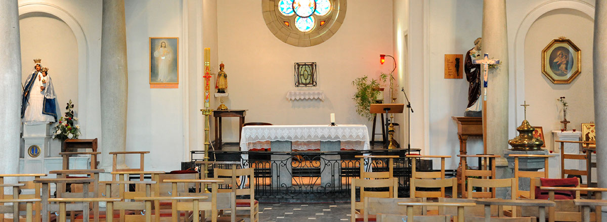 Vue sur l'immeuble Le Galion avec son parking et son accès