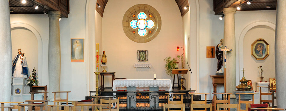 Vue sur l'immeuble Le Galion avec son parking et son accès