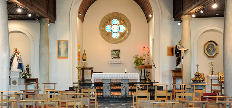 Vue sur l'immeuble Le Galion avec son parking et son accès