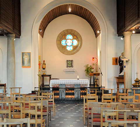 Vue sur l'immeuble Le Galion avec son parking et son accès