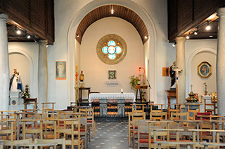 Vue sur l'immeuble Le Galion avec son parking et son accès
