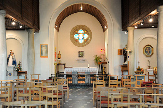 Vue sur l'immeuble Le Galion avec son parking et son accès