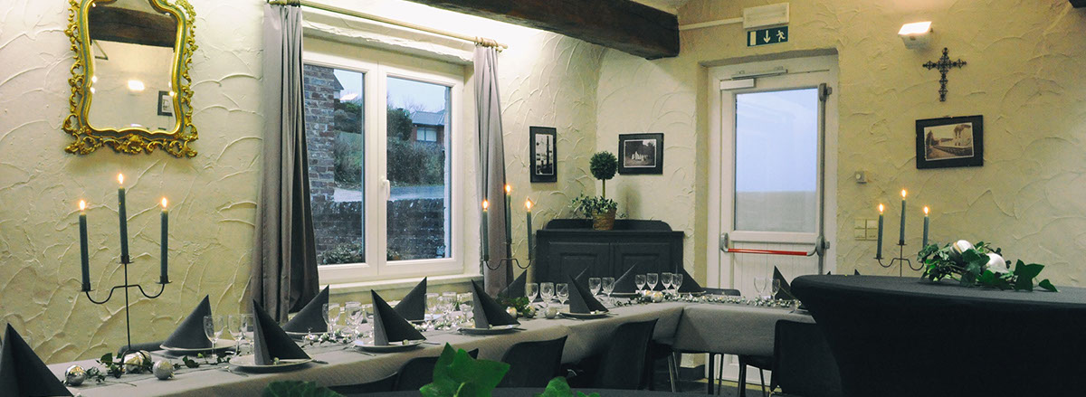 Vue sur l'immeuble Le Galion avec son parking et son accès