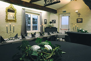 Vue sur l'immeuble Le Galion avec son parking et son accès