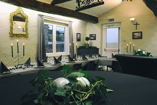 Vue sur l'immeuble Le Galion avec son parking et son accès