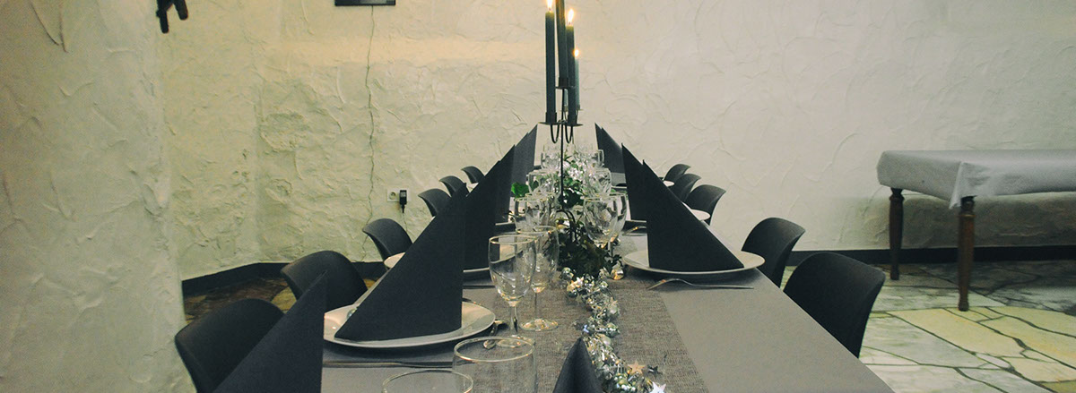 Vue sur l'immeuble Le Galion avec son parking et son accès