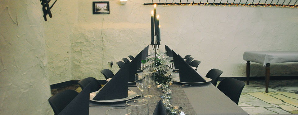 Vue sur l'immeuble Le Galion avec son parking et son accès