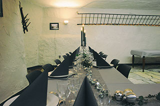 Vue sur l'immeuble Le Galion avec son parking et son accès