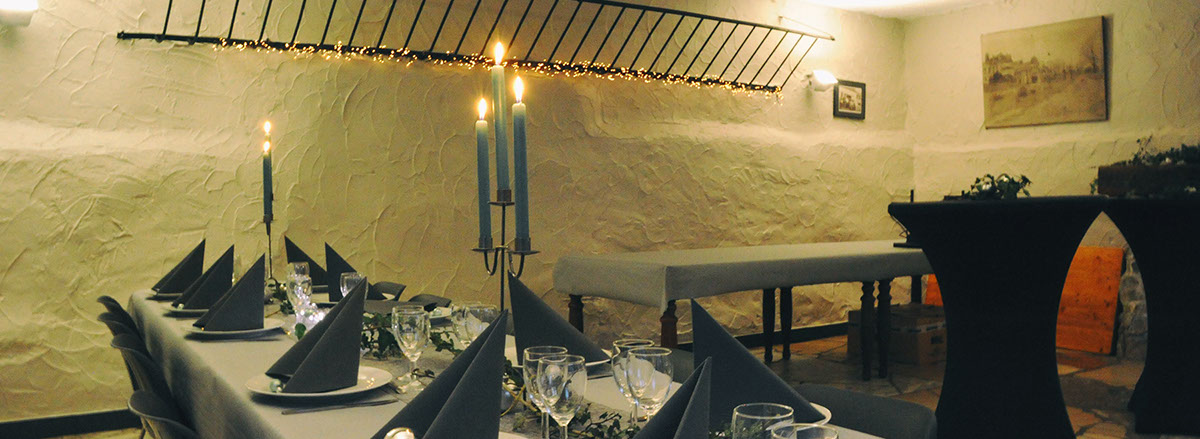 Vue sur l'immeuble Le Galion avec son parking et son accès