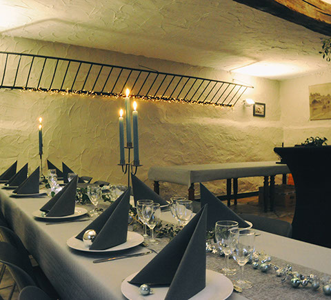 Vue sur l'immeuble Le Galion avec son parking et son accès