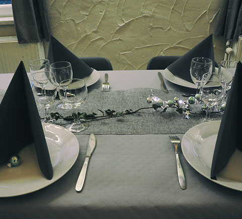 Vue sur l'immeuble Le Galion avec son parking et son accès