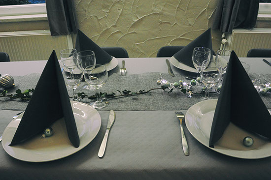 Vue sur l'immeuble Le Galion avec son parking et son accès