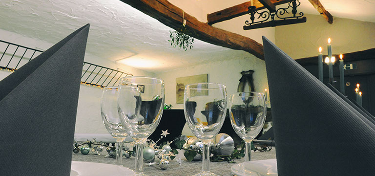 Vue sur l'immeuble Le Galion avec son parking et son accès