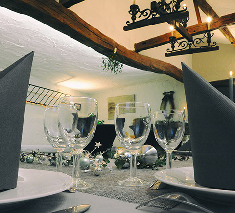 Vue sur l'immeuble Le Galion avec son parking et son accès